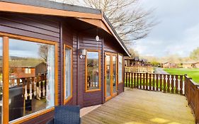 3 Bedroom Lakeview Lodge - Ensuite & Balcony Deck